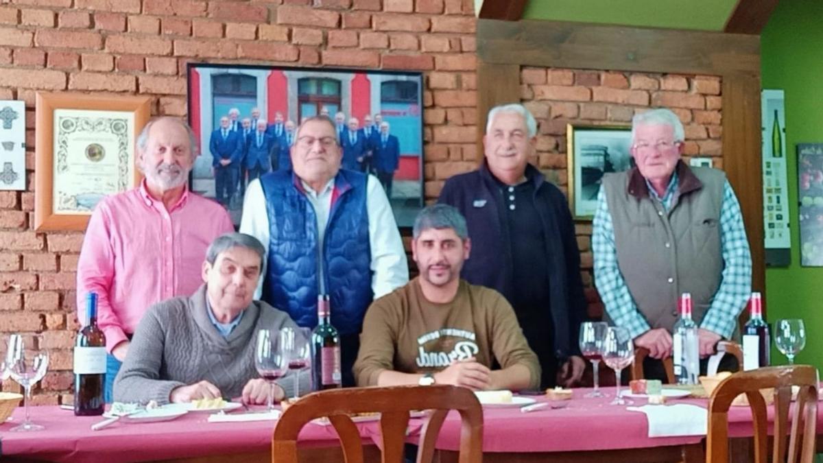 Integrantes de “La Pegarata” y “Los Bribones” reunidos en Laviana. | LNE