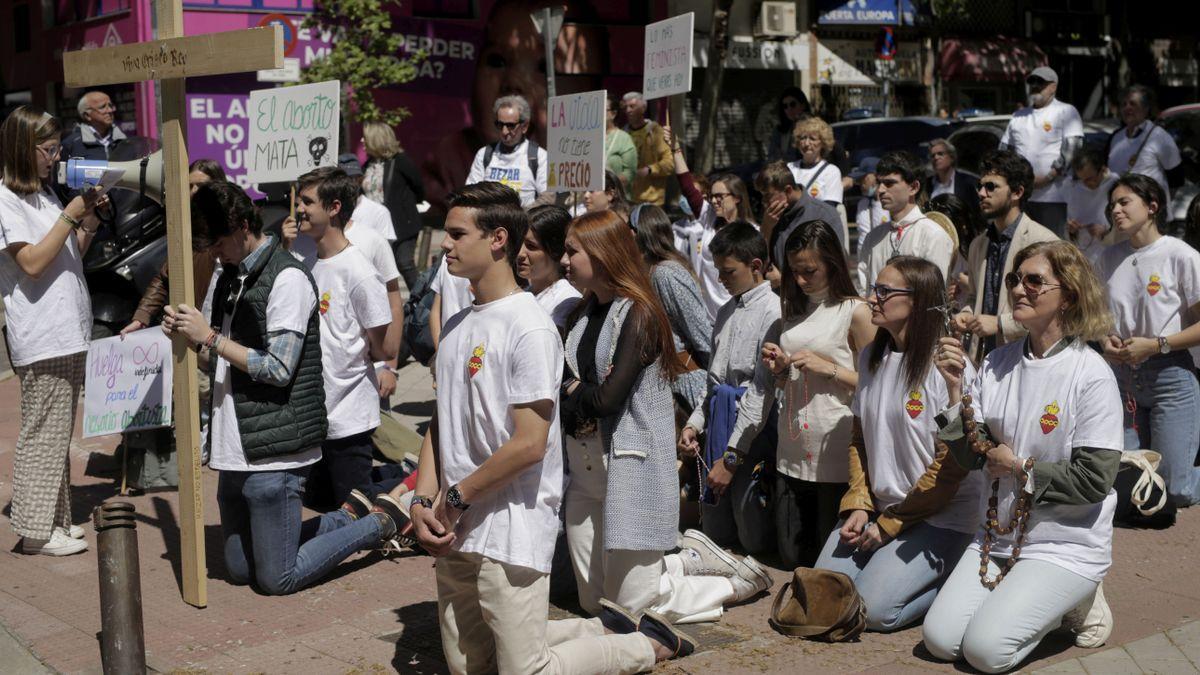 Los antiabortistas radicales rezan ante la clínica Dator, este sábado.