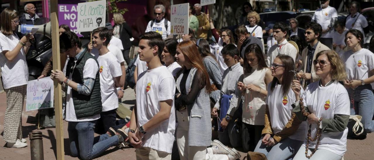 Los antiabortistas radicales rezan ante la clínica Dator, este sábado.