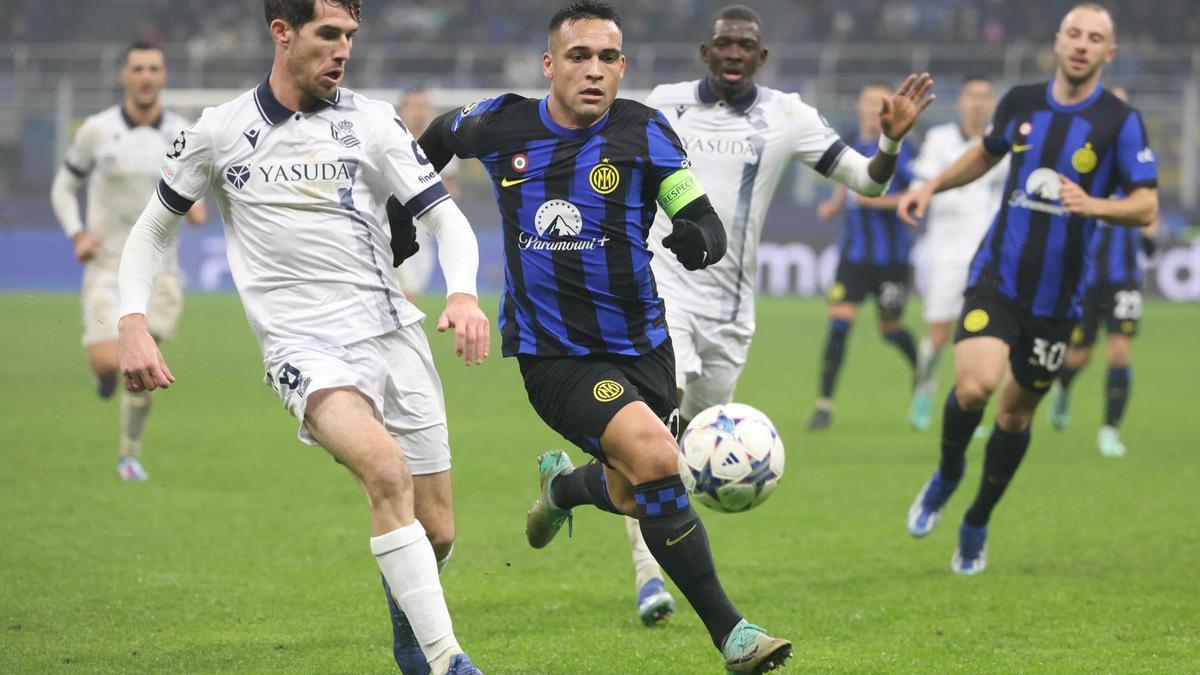 Lautaro Martínez, delantero del Inter, disputa un balón frente a Artiz Elustondo, de la Real Sociedad, en fase de grupos de la Champions.