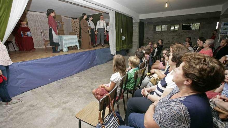 Un instante de la representación teatral de los niños, ayer en Forcarei // Cris M. V.