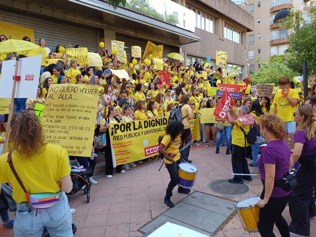 Camisetas amarillas y batukada para defender la educación de 0 a 3 años en Murcia