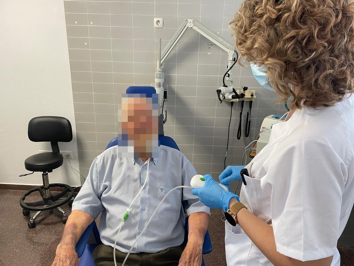 The nurse in chronic wounds of the Sant Joan Cura Hospital to a patient