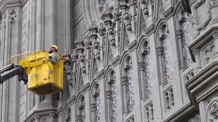 Un operario revisa los elementos ornamentales de la iglesia de Arucas.