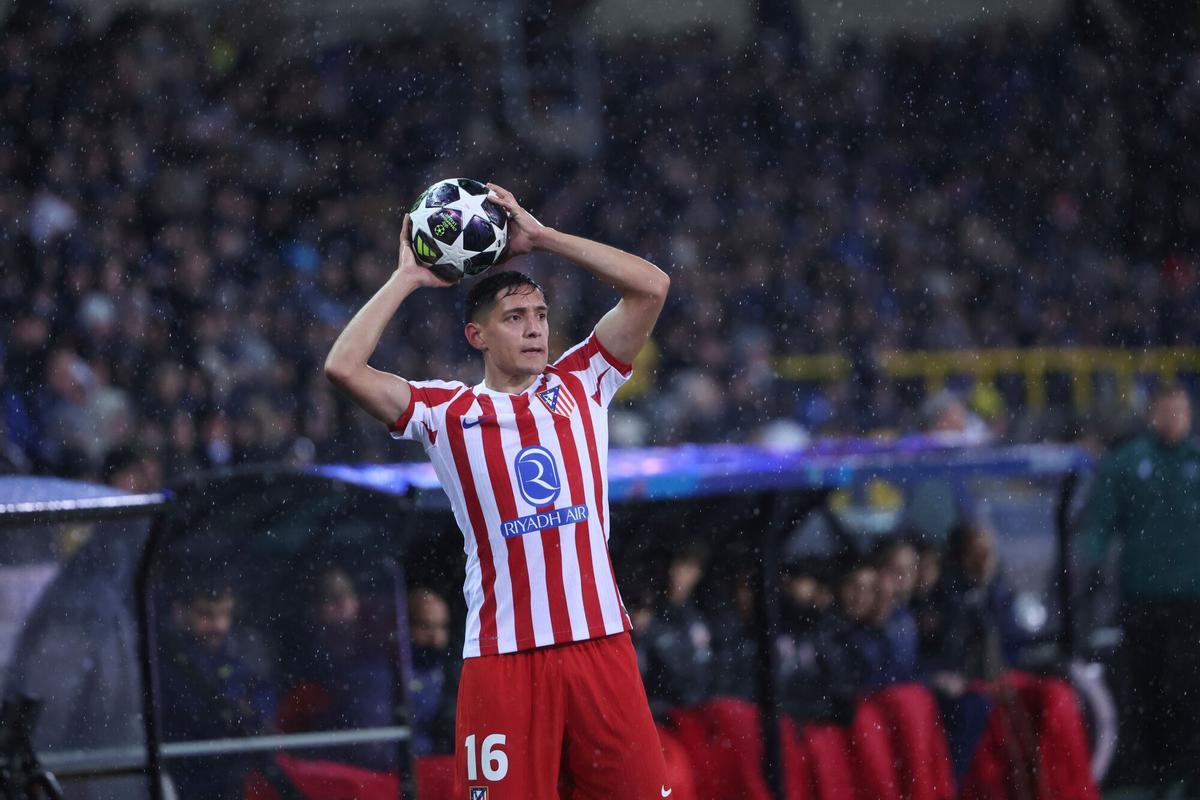 Nahuel Molina, del Atlético de Madrid, lanza el balón durante el partido de ida de los playoffs de la Liga de Campeones entre el Club Brugge y el Atlético de Madrid Nahuel Molina, del Atlético de Madrid, lanza el balón durante el partido de ida de los playoffs de la Liga de Campeones entre el Club Brugge y el Atlético de Madrid