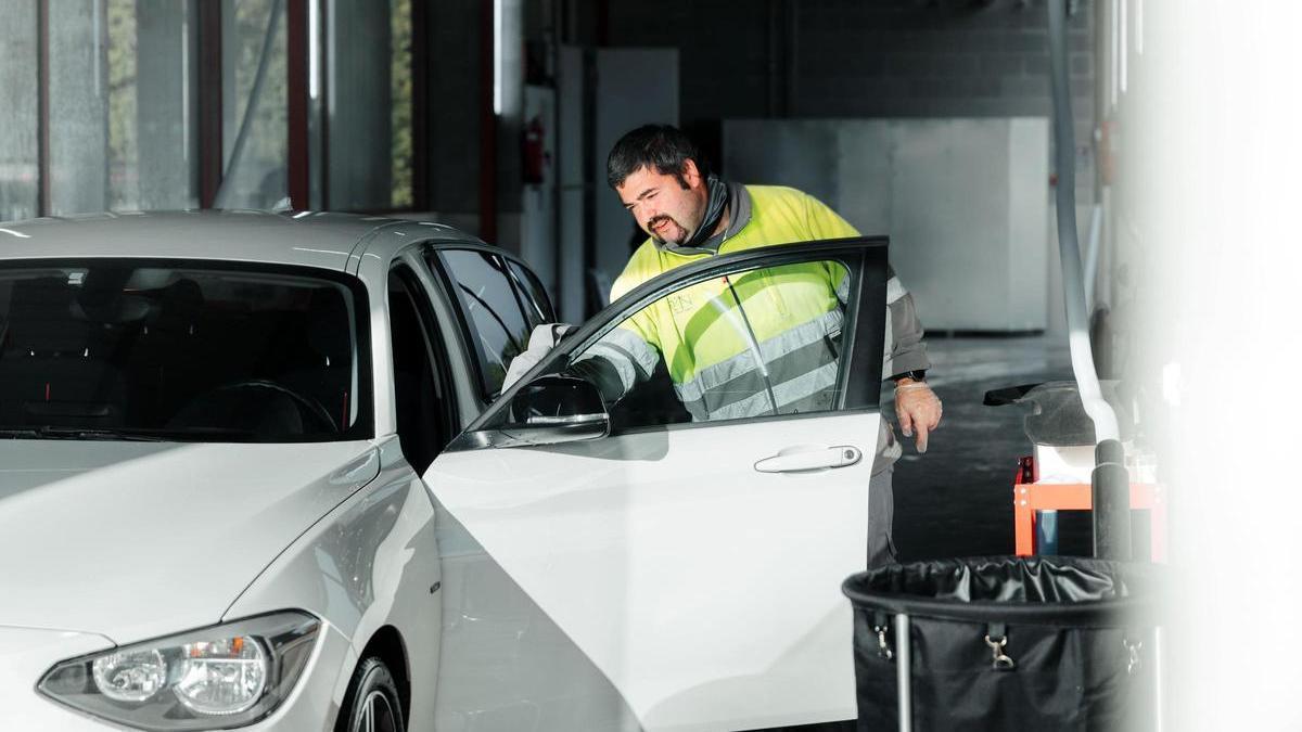 Un treballador de la Fundació Ramon Noguera netejant un cotxe a les instal·lacions del Mas Xirgu.