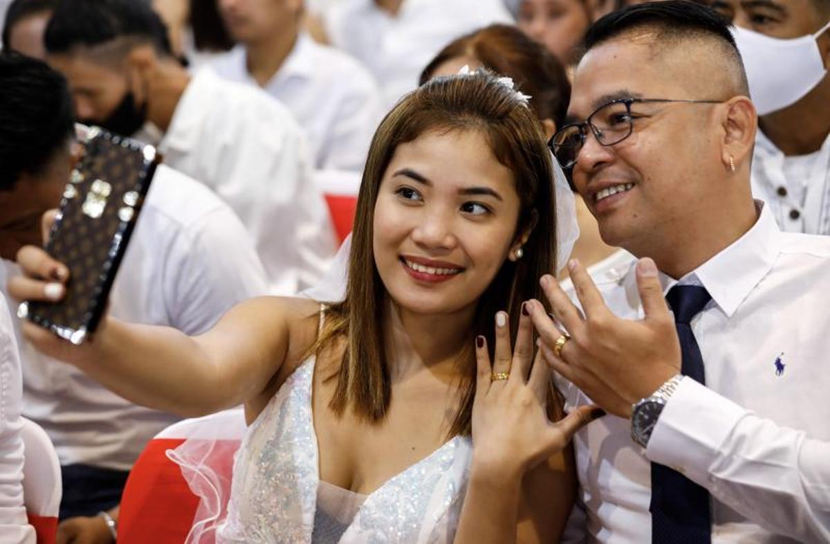 Ceremonia de boda civil masiva con motivo del Día de San Valentín en la ciudad de San Juan, Metro Manila, Filipinas