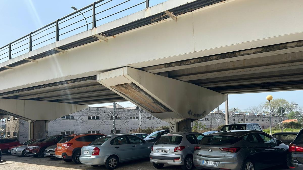 La zona de aparcamiento, bajo el puente de la AS-376 en El Berrón, y junto al centro de salud, que será mejorada por el Ayuntamiento de Siero.