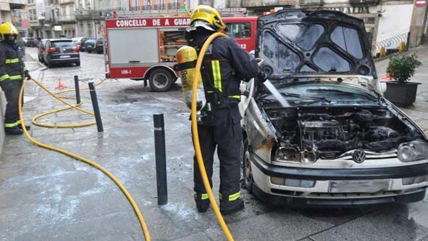 Un coche se incendia mientras circula por A Guarda