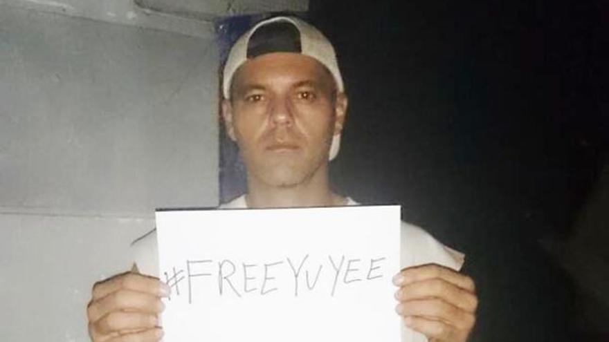 Cuesta con un cartel de &#039;#FREYUYEE&#039;.