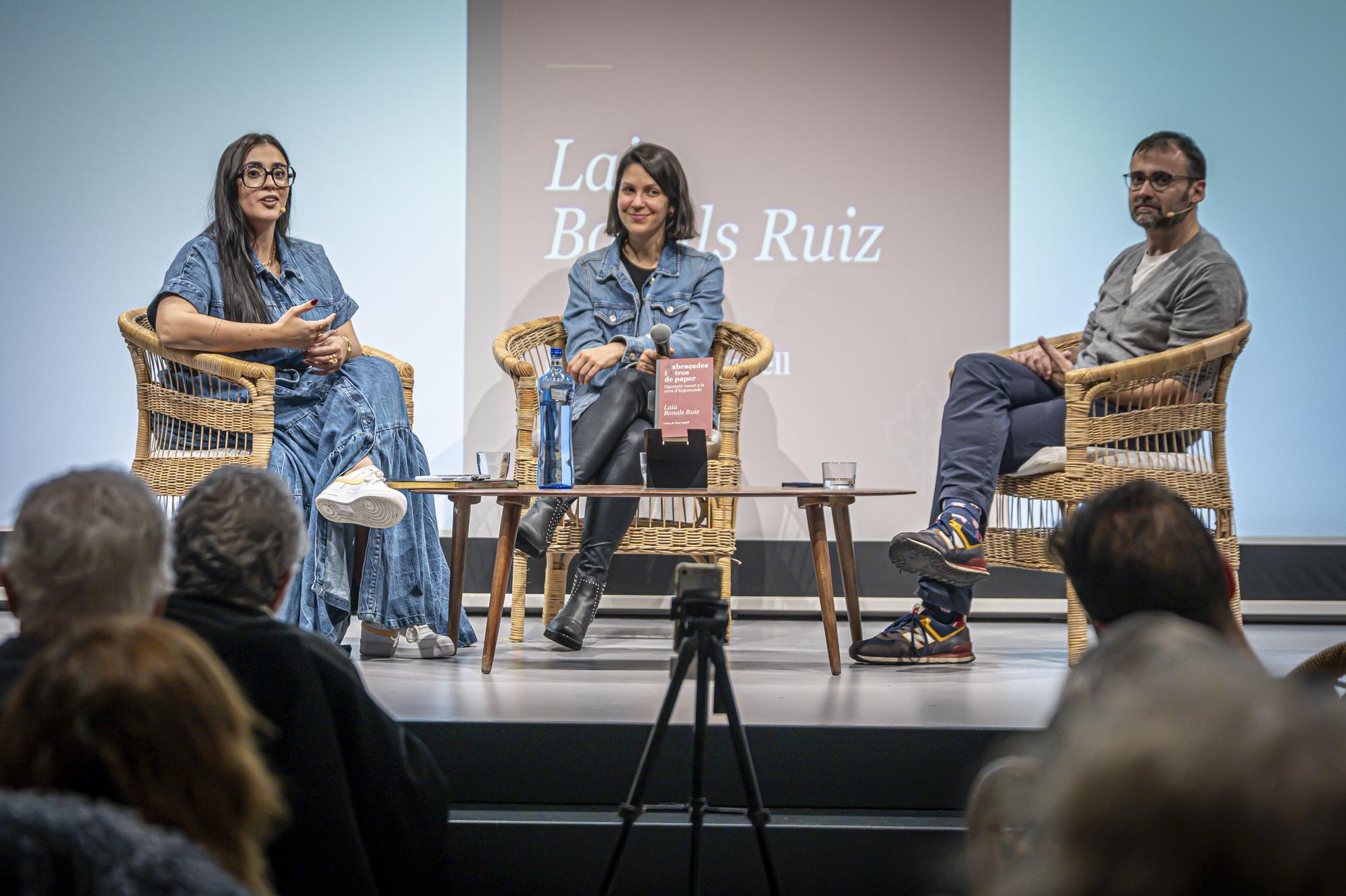 Presentación del libro '4 abraçades i 1 tros de paper' de Laia Bonals en la Llibrería Ona