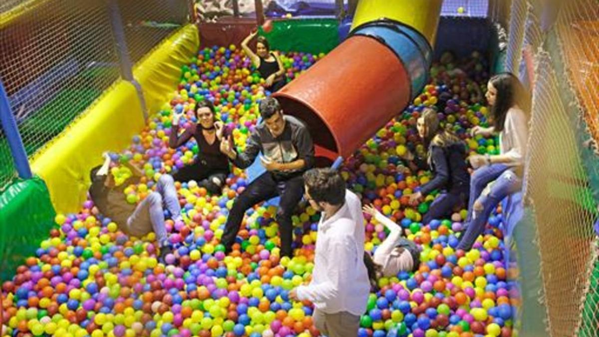 UNA FIESTA EN BOLASUn grupo de amigos celebran un cumpleaños (18 años) tirándose bolas en el 'parque infantil de Happy Parc Sants.