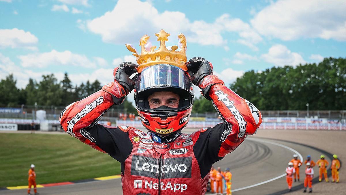 El piloto español del equipo Ducati Lenovo, Marc Márquez, celebra con una corona inflable tras ganar la carrera del Gran Premio de Alemania de MotoGP, en Hohenstein-Ernstthal, cerca de Chemnitz (este de Alemania), el 12 de julio de 2026.