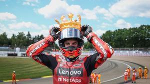 El piloto español del equipo Ducati Lenovo, Marc Márquez, celebra con una corona inflable tras ganar la carrera del Gran Premio de Alemania de MotoGP, en Hohenstein-Ernstthal, cerca de Chemnitz (este de Alemania), el 12 de julio de 2026.
