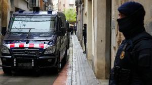 Un furgón de los Mossos en una calle de Igualada.