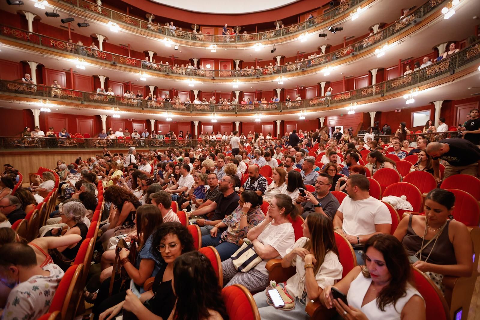 Vega, íntima y revolucionaria, enciende el Gran Teatro con ‘Ignis’