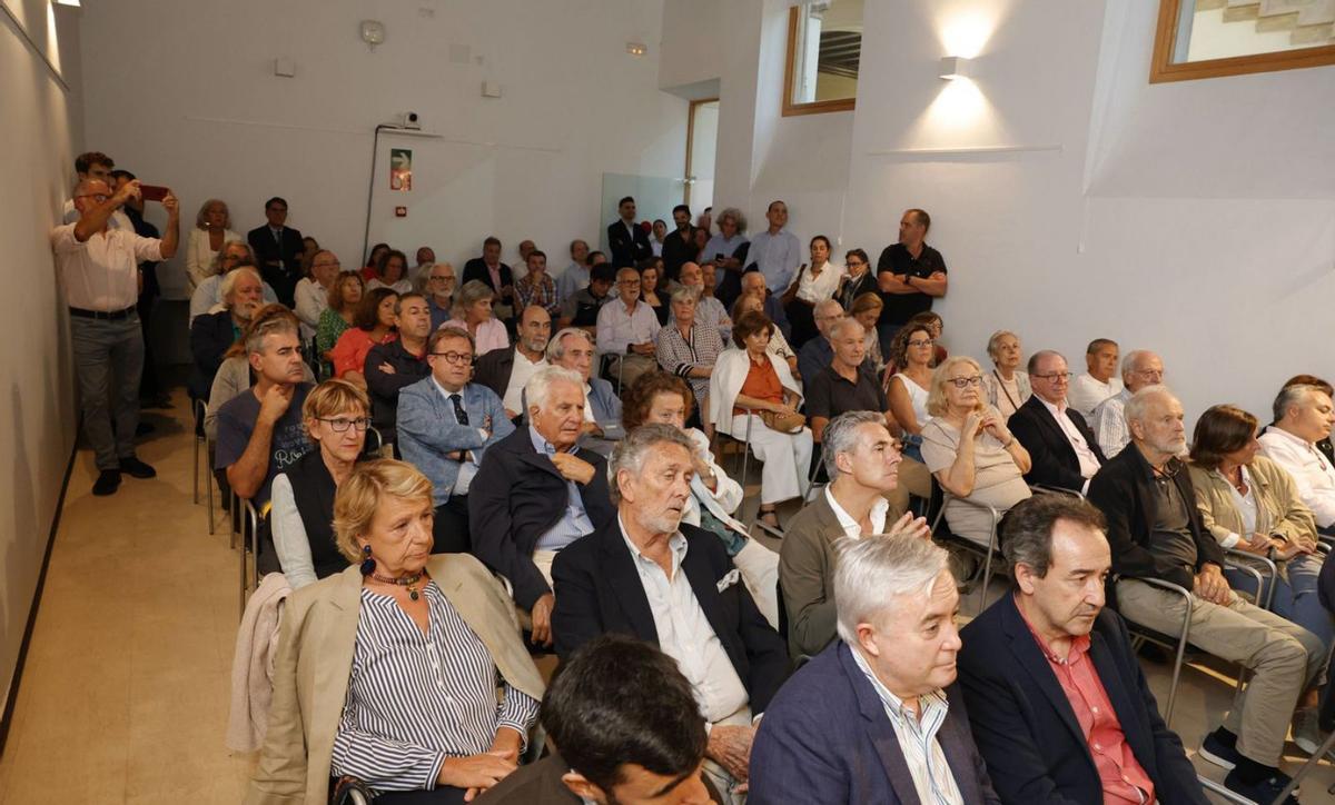 El evento fue un éxito y muchas personas tuvieron que seguirlo de pie ante la falta de sillas. | GUILLEM BOSCH