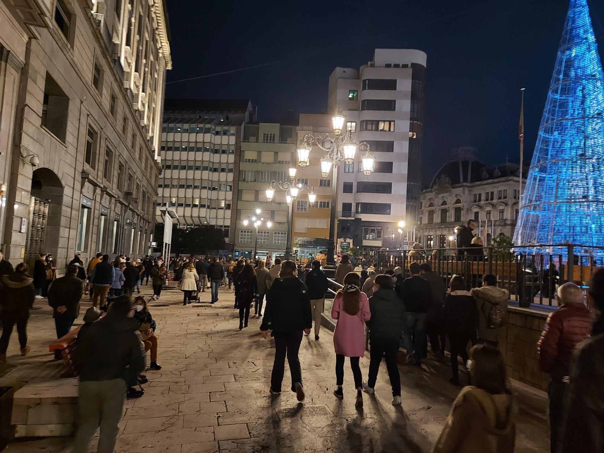 Aglomeraciones en Oviedo para ver la iluminación de las calles y hacer compras navideñas