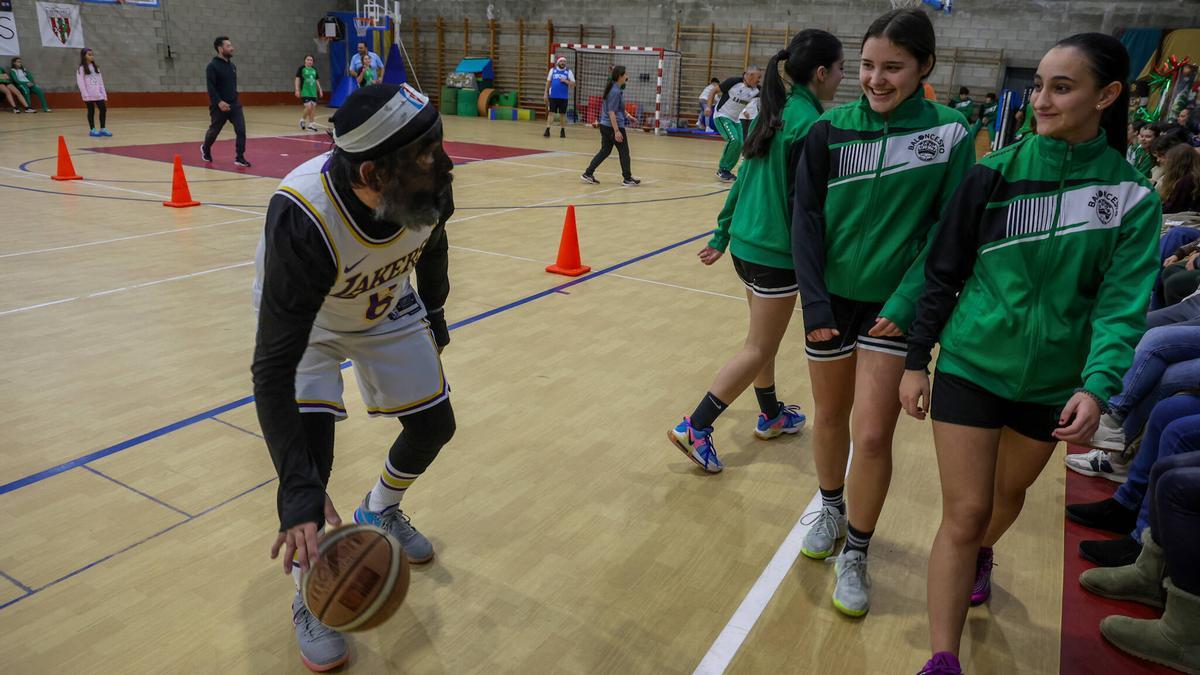 Un jugador de los Lakers pasó por el pabellón Torre-Illa