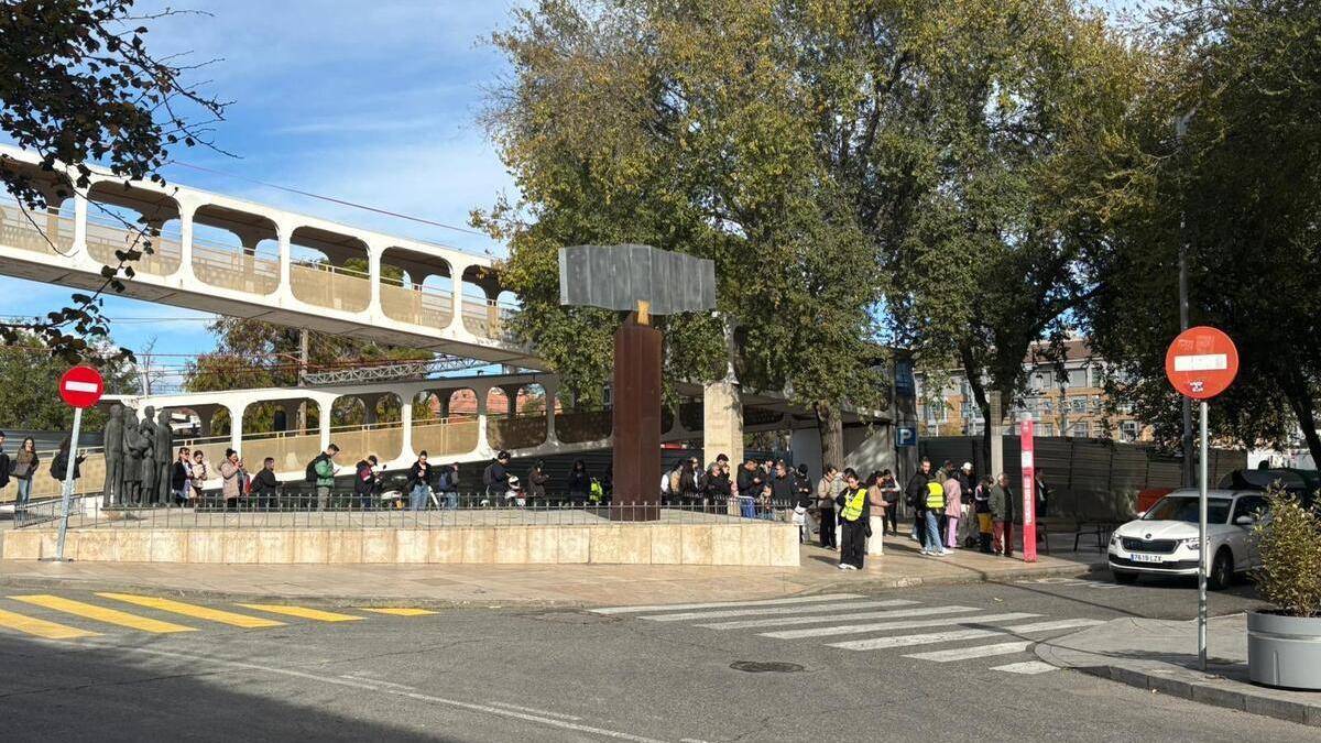 Usuarios esperando este martes uno de los autobuses de refuerzo especial que ha dispuesto Renfe