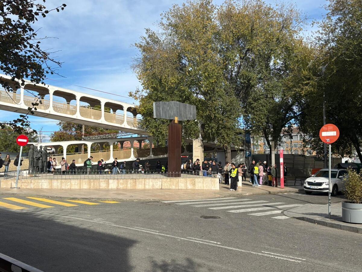 Usuarios esperando este martes uno de los autobuses de refuerzo especial que ha dispuesto Renfe