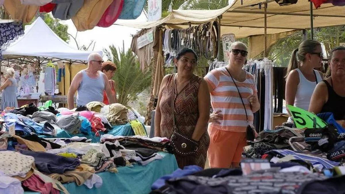 Imagen de Archivo de turistas en el mercadillo de Mapalomas.