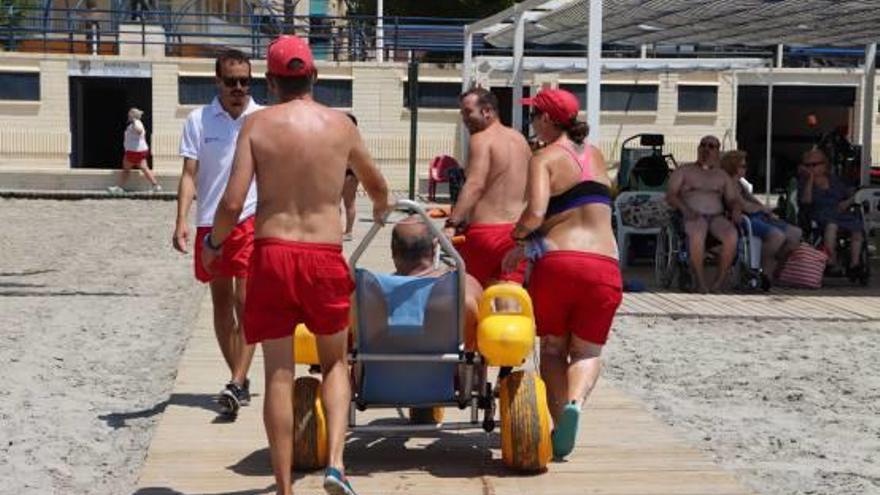 Punto accesible de la Playa de Levante de Santa Pola durante este verano .