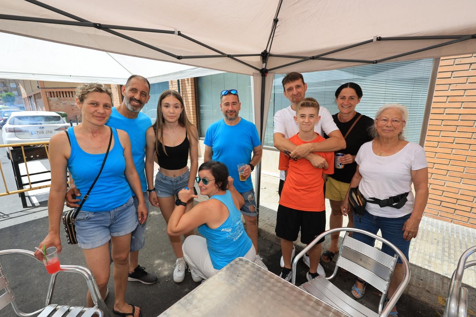 Las collas llenan de color las calles del Grau por Sant Pere