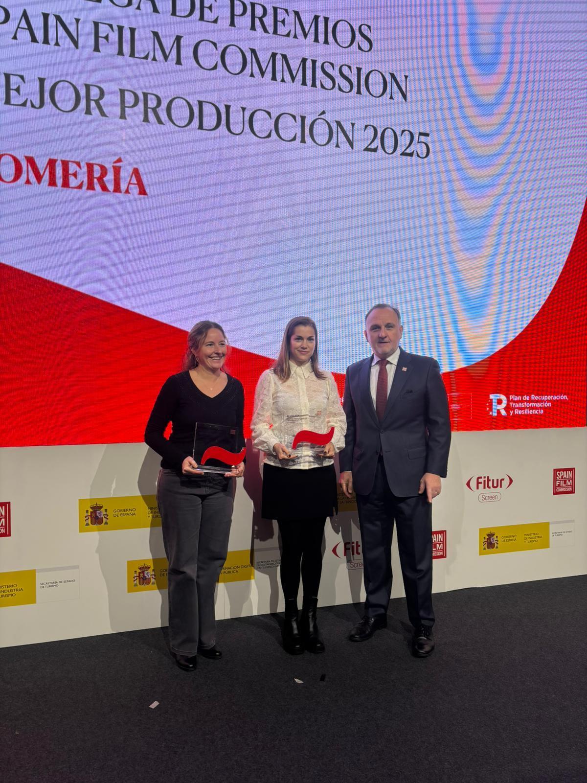María Zamora, en el centro, con Amaia Mauleón, directora de la Vigo Film Office y vicepresidenta de la Spain Film Commission, y Juan Manuel Guimeráns, presidente de la Spain Film Commission.