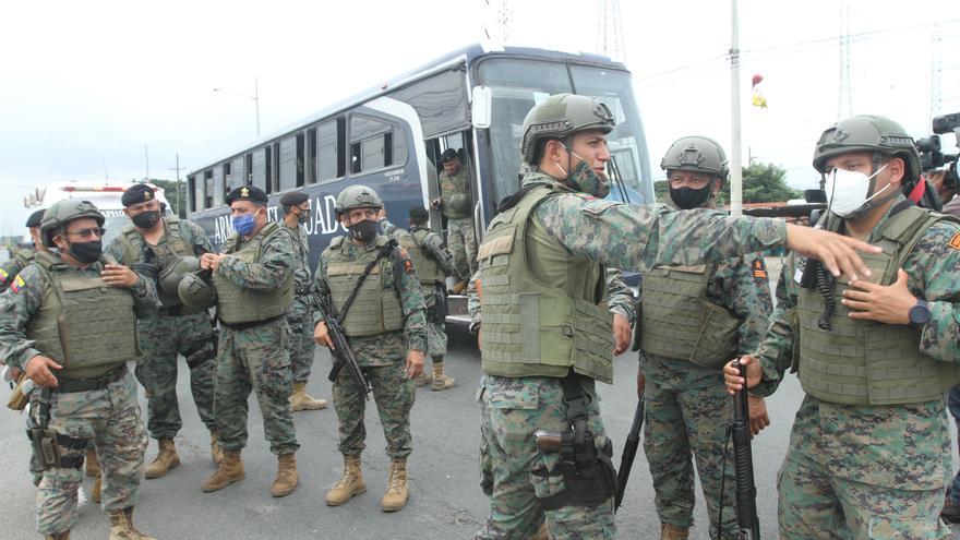 Militares de Ecuador en las afueras de una cárcel.