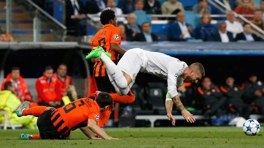 Sergio Ramos se cae en la jugada en la que se lesionó en el hombro izquierdo tras ser derribado por Stepanenko, en primer término.