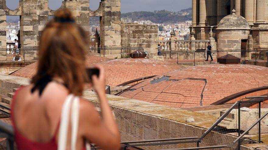 Urbanismo autoriza la instalación de la grúa para las obras de la Catedral de Málaga