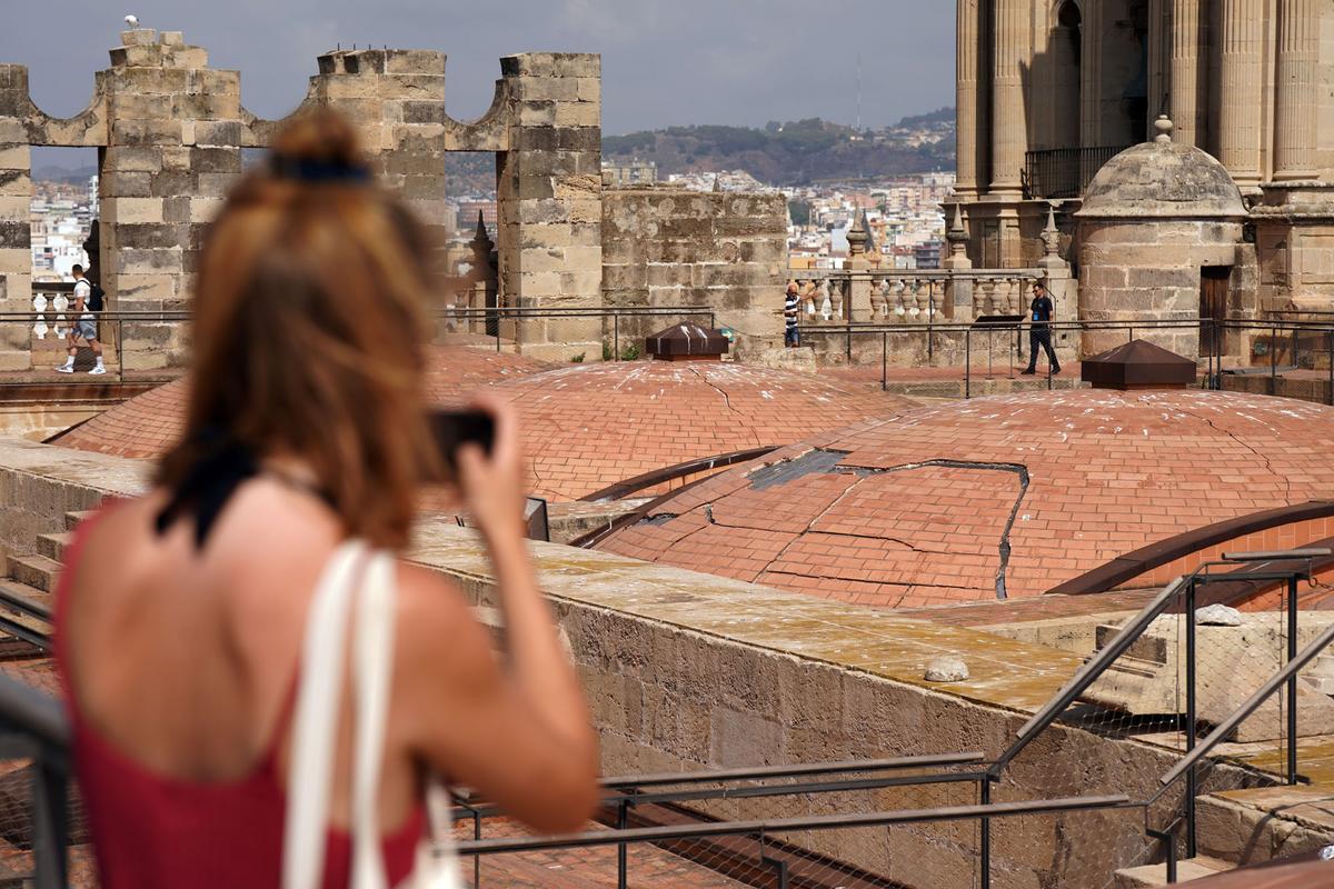 Grietas en el tejado de la Catedral de Málaga, poco antes del inicio de las obras de instalación del nuevo tejado. Julio de 2023.