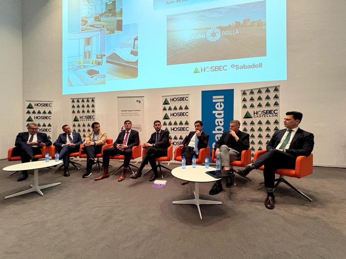El alcalde Prieto, quinto por la izquierda, con otros alcaldes en la jornada con inversores hoteleros, ayer en Alicante.