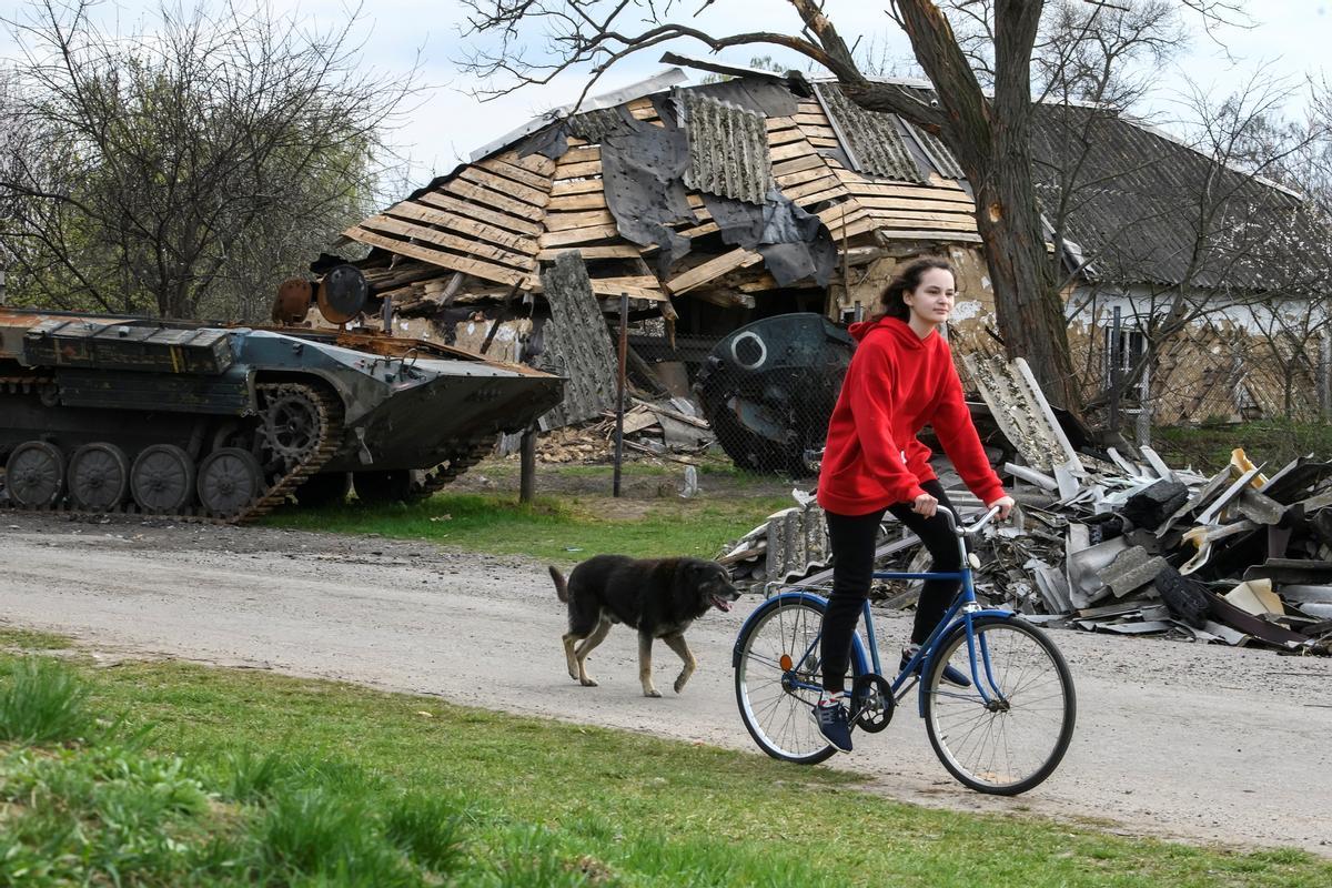 Un tanque ruso destrozado en las ciudad de Rusaniv, cerca de Kiev,