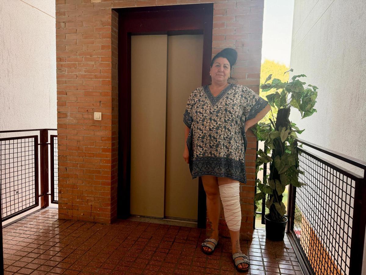 Joaquina Vega, residente en el primer piso, junto al ascensor averiado.