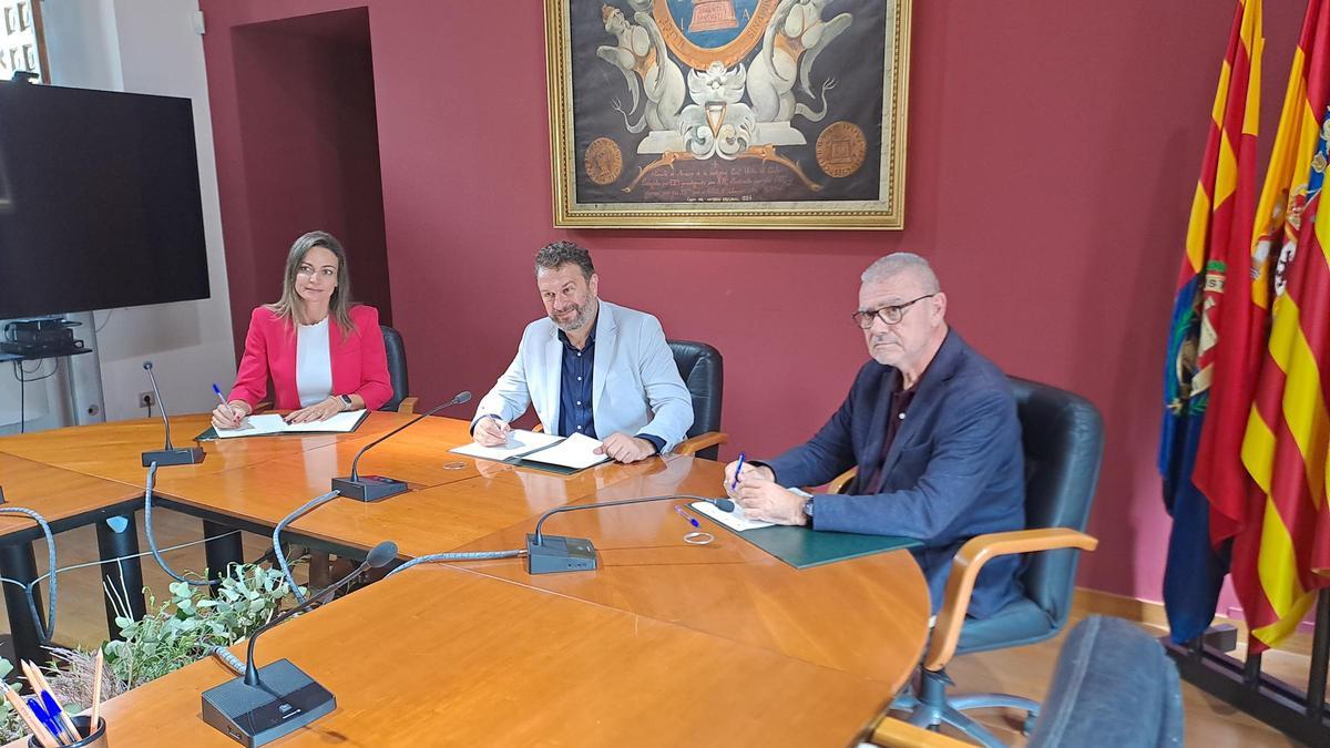 Un momento de la firma del convenio en el Ayuntamiento