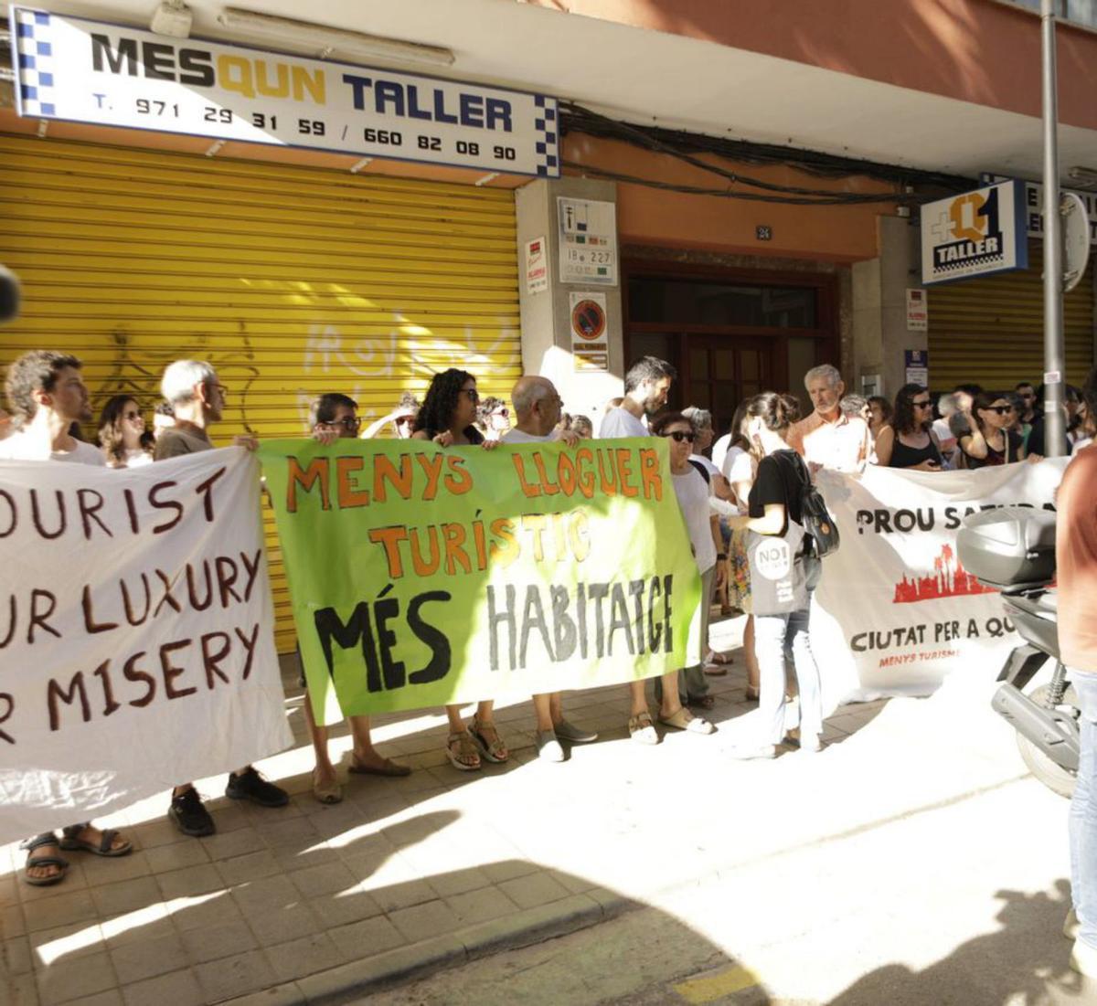 Imagen de archivo de una protesta contra un edificio de alquiler ilegal en Palma hace una semana. | ZAFIRUS