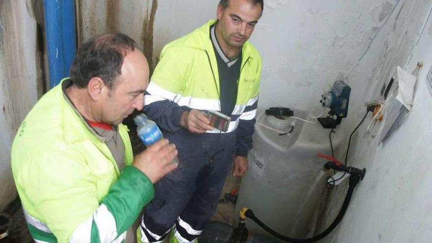 Técnicos del Concello analizan anteayer el agua del depósito afectado por el vertido. // Bernabé/Luismy