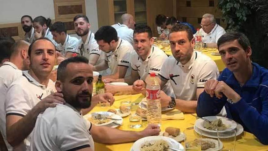 La plantilla del Langreo, en la comida previa al viaje a Galicia.