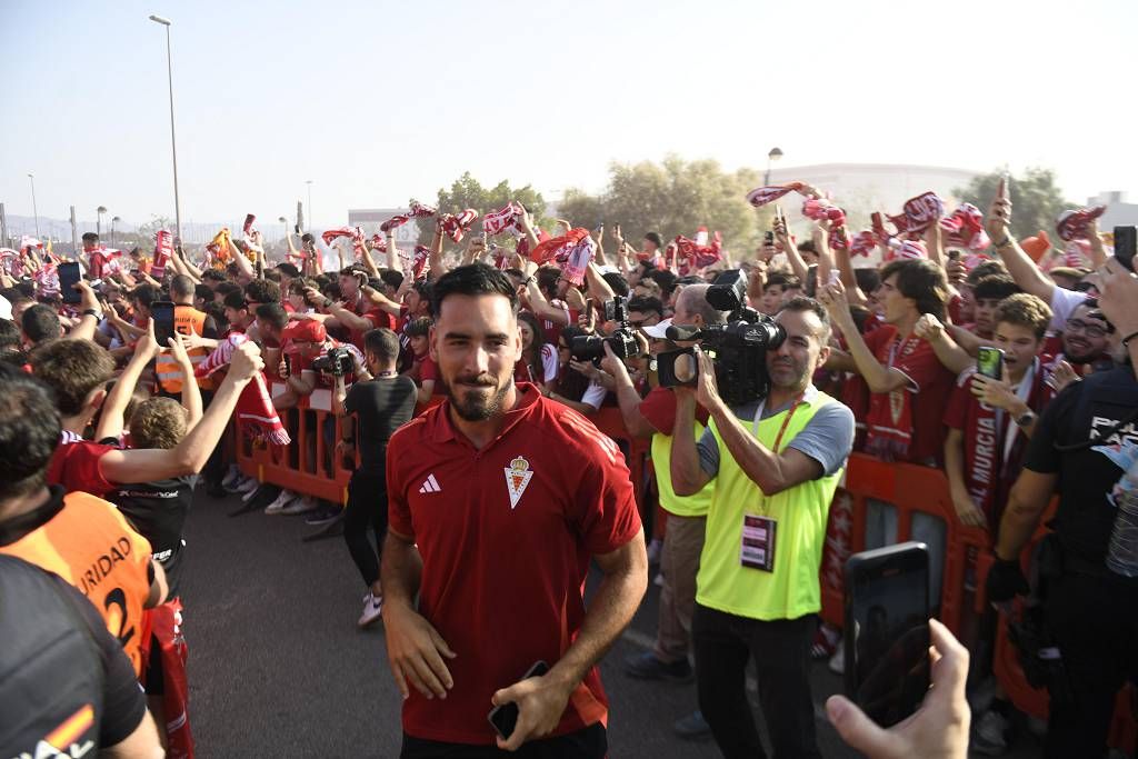 Recibimiento de la afición al Real Murcia antes del partido ante el Nástic