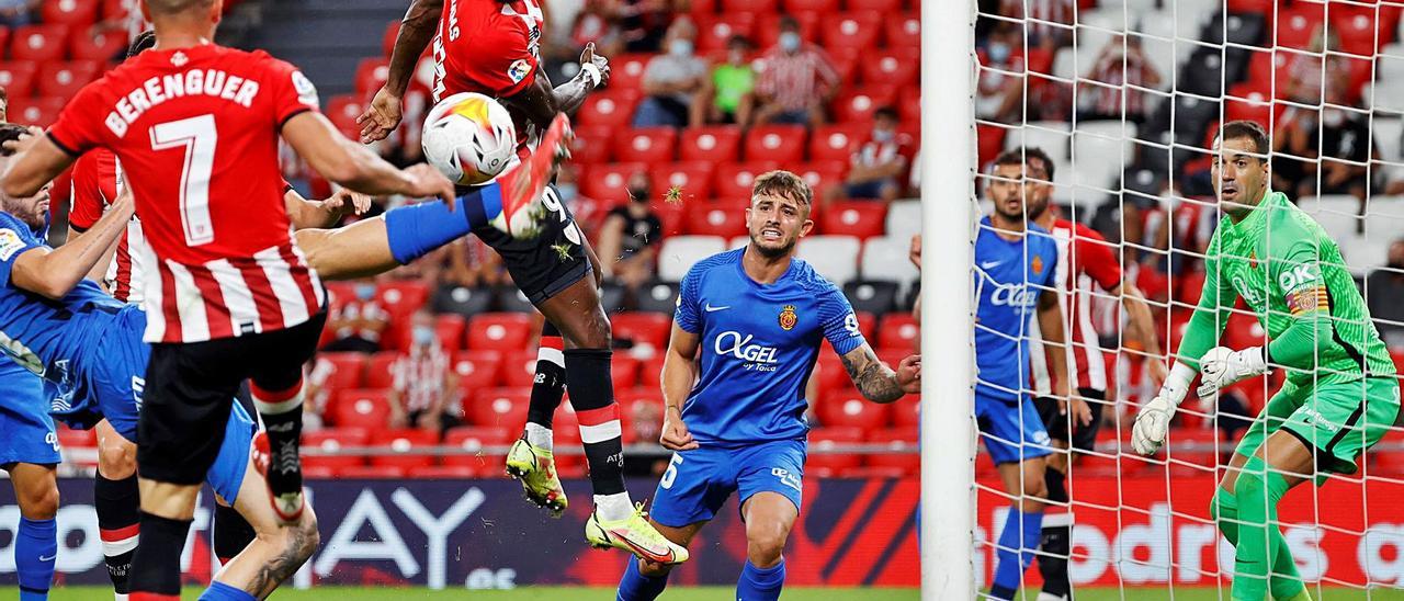 Maffeo observa como Fer Niño despeja de chilena una ocasión muy clara del Athletic de Bilbao.