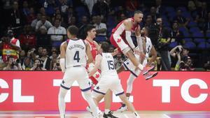 Manila (Philippines), 10/09/2023.- Dillon Brooks of Canada(top) in action during the FIBA Basketball World Cup 2023 third place match between Canada and the USA at the Mall of Asia in Manila, Philippines, 10 September 2023. (Baloncesto, Filipinas) EFE/EPA/FRANCIS R. MALASIG