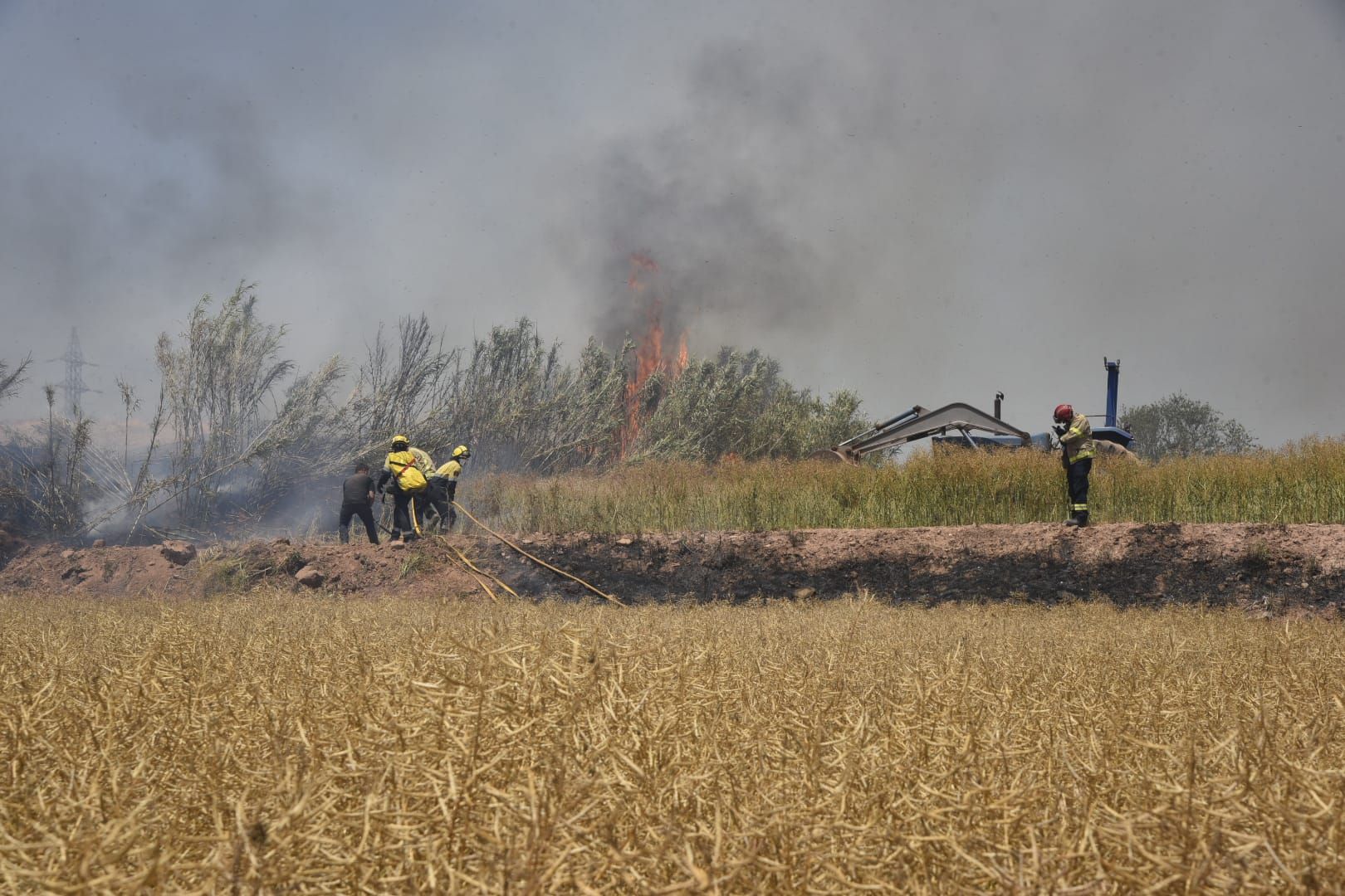 Tasques d'extinció d'un foc a la zona del Poal a Manresa