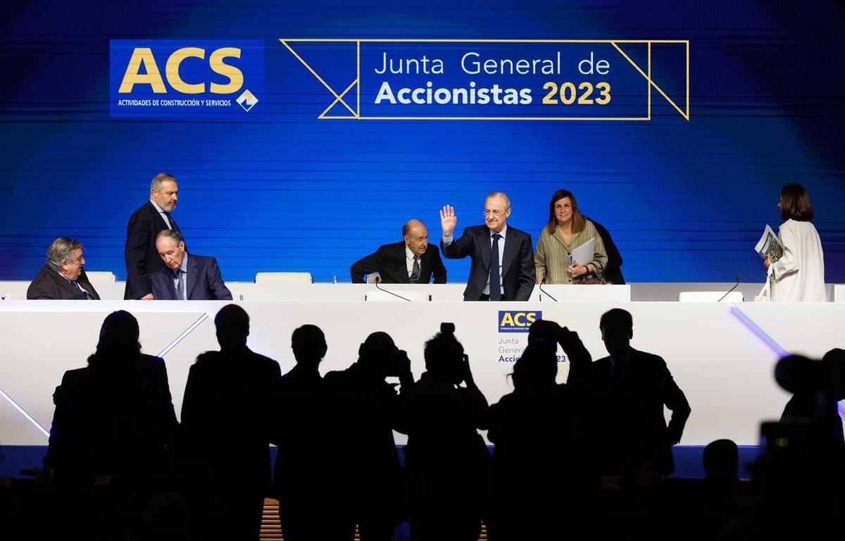 El consejero delegado del grupo ACS, Juan Santamaría, interviene durante la Junta General de Accionistas del Grupo ACS