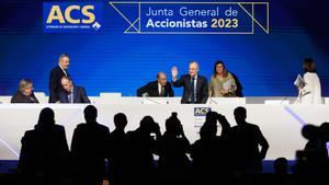 El consejero delegado del grupo ACS, Juan Santamaría, interviene durante la Junta General de Accionistas del Grupo ACS