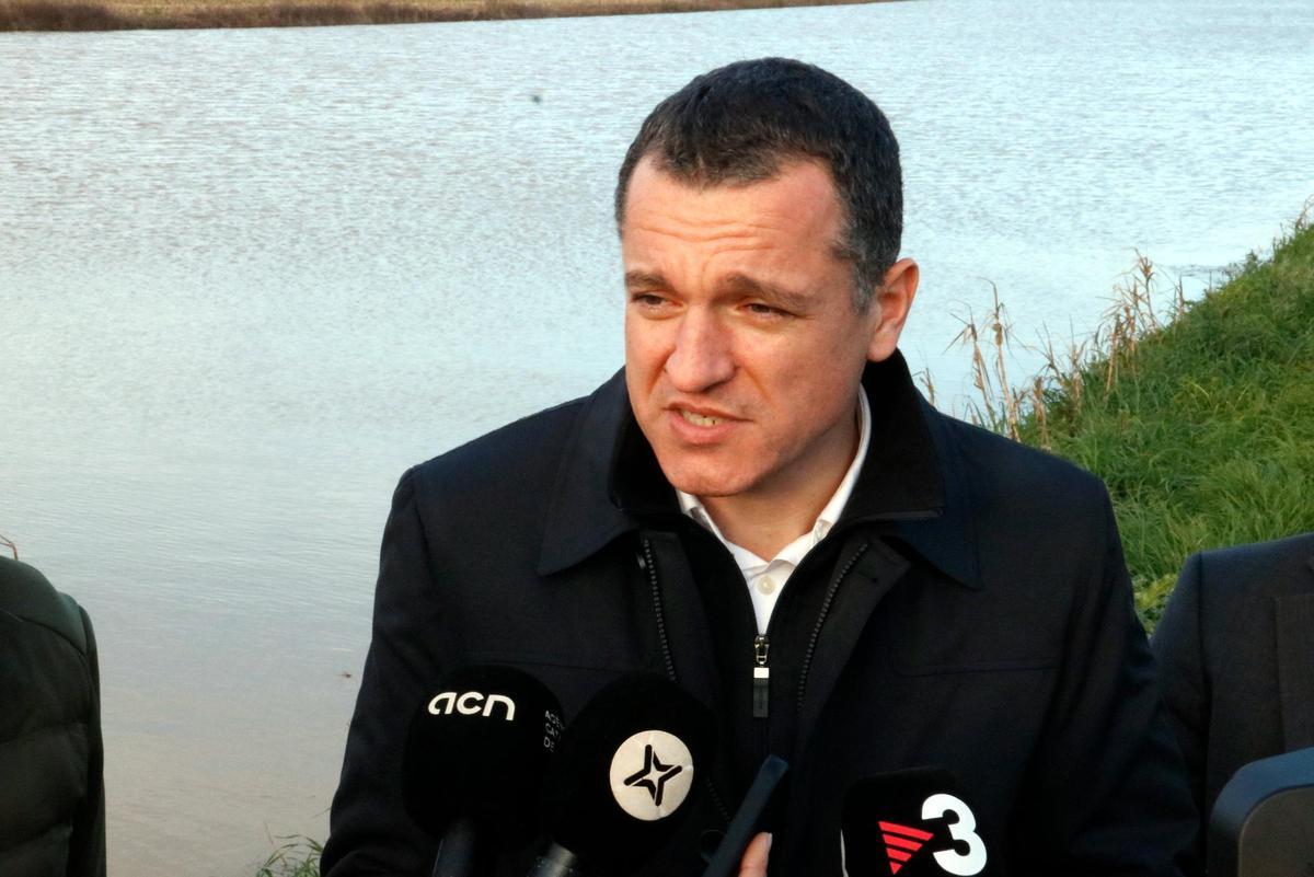 El conseller d'Agricultura, Ramaderia, Pesca i Alimentació, Òscar Ordeig, atenent els mitjans a Pals.