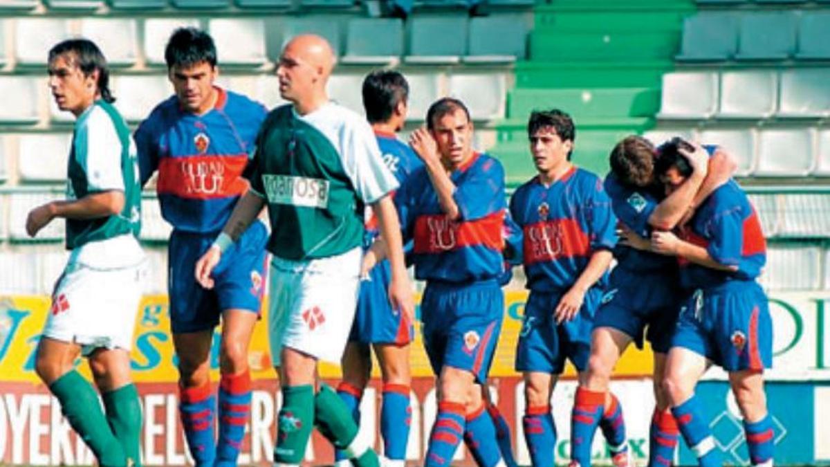 El Elche celebra el gol de Rubén Suárez que supuso la victoria en Ferrol en 2005