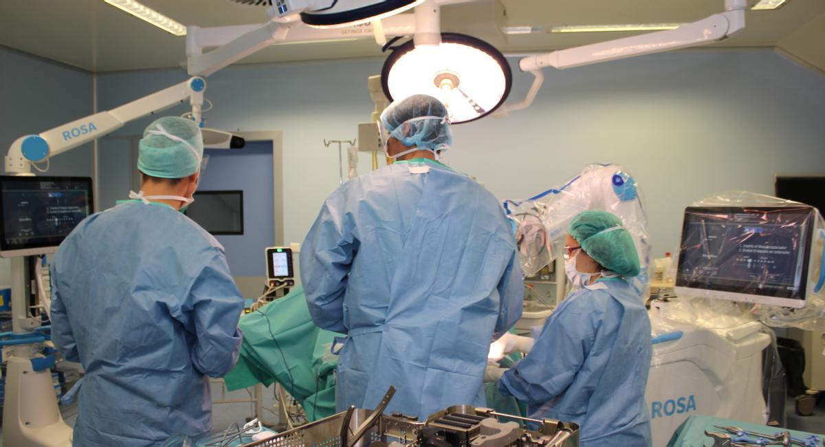 Intervención de prótesis de rodilla del Dr Moreta con el robot quirúrgico ROSA en el Hospital San Juan de Dios de Santurce.