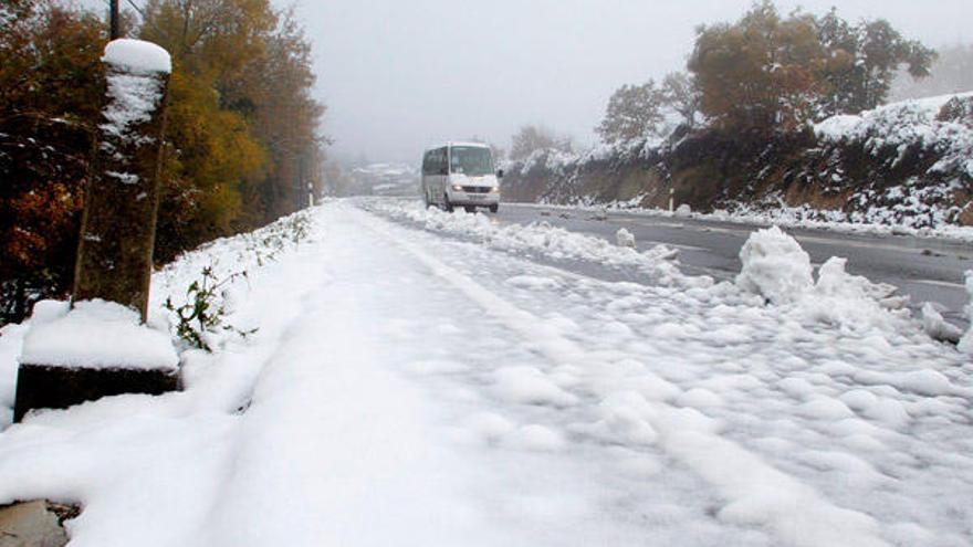 Un minibus circula por la carretera que sube a A Fonsagrada, la LU-530. EFE / Eliseo